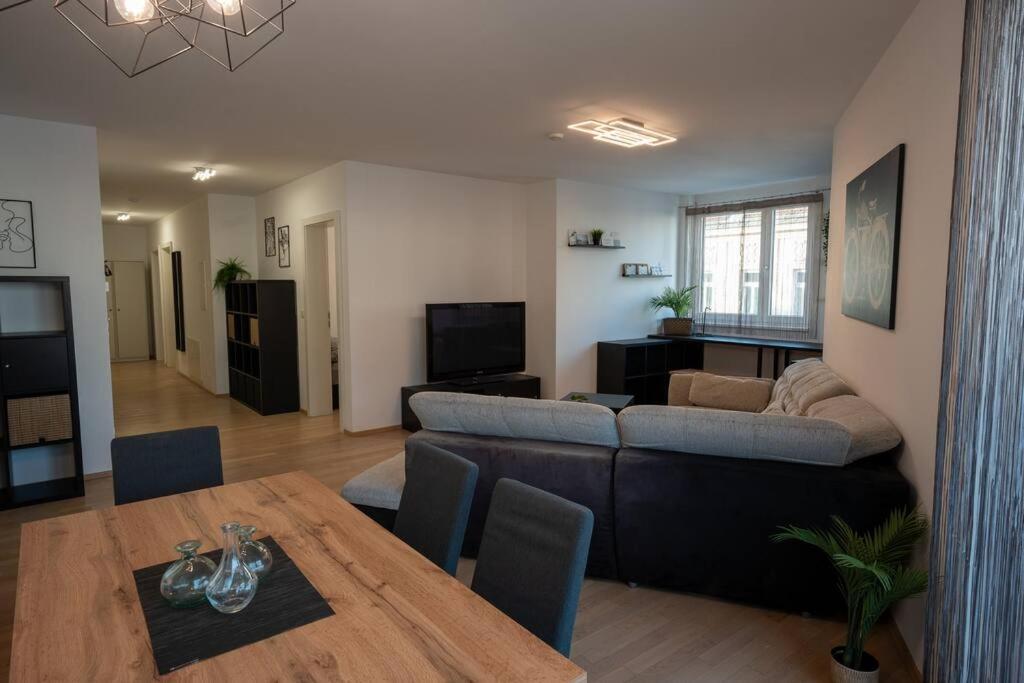 Huge Flat With Terrace & Parking And 3 Bed Apartment *